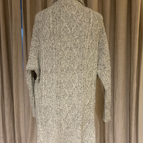 Asymmetrical sweater - Picture 3 of 8